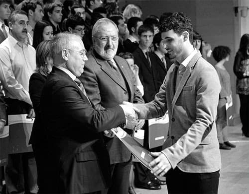 Jose Montesinos recibiendo un reconocimiento académico